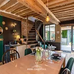 Дом отдыха Le De Lou Hot Tub Sauna & Private Patio 2 Guests
