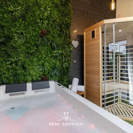 بيت للعطل Le De Lou Hot Tub Sauna & Private Patio 2 Guests *